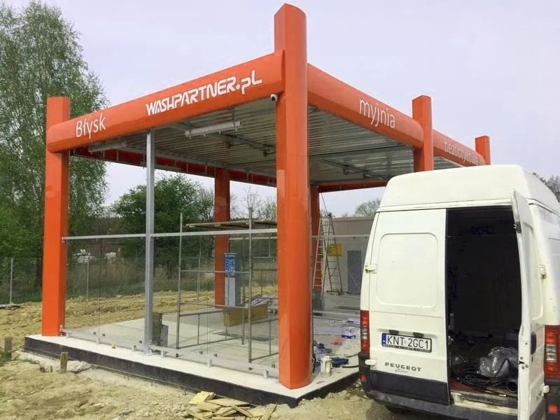 Ile kosztuje mycie auta w myjni bezdotykowej? Cennik programów i realne wydatki