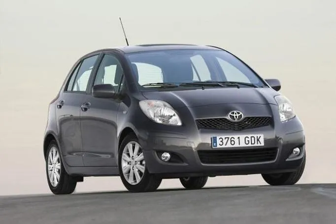 Ile oleju do silnika Toyota Yaris 1.3? Ilość, lepkość i wymiana