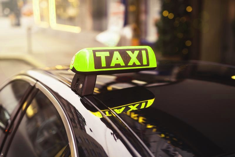 Ile zarabia kierowca taxi? Realne stawki i różnice w dochodach w Polsce